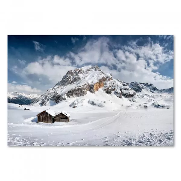 Atemberaubendes Alpenpanorama mit einsamer Berghütte, Schnee und tiefblauen Wolken schaffen Winteratmosphäre. Atemberaubendes Alpenpanorama mit einsamer Berghütte, Schnee und tiefblauen Wolken schaffen Winteratmosphäre.
